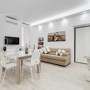 Bmga L The White Crown In Testaccio , Roma Italia